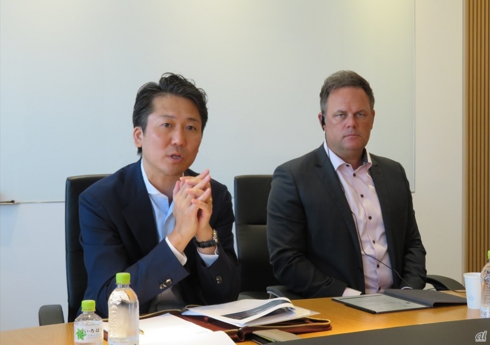 写真2：右から、Harris氏、SAS Institute Japan 代表取締役社長の手島主税氏（グループインタビューにて撮影）
